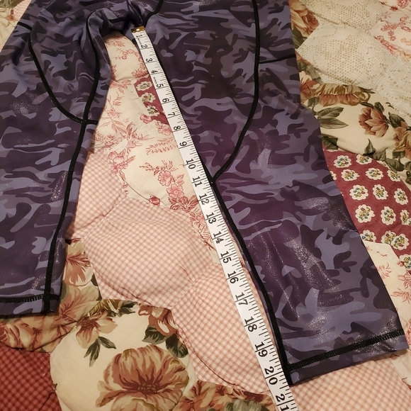 VYIA Active Camo Capri Leggings – Size 8-10 - Picture 10 of 11